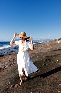 Layla Scarlett enjoys on the beach, spreads and fingers her pink lips below
